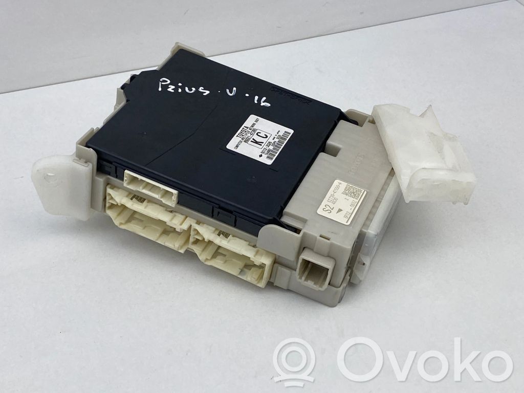 Toyota Prius+ (ZVW40) Ramka / Moduł bezpieczników 