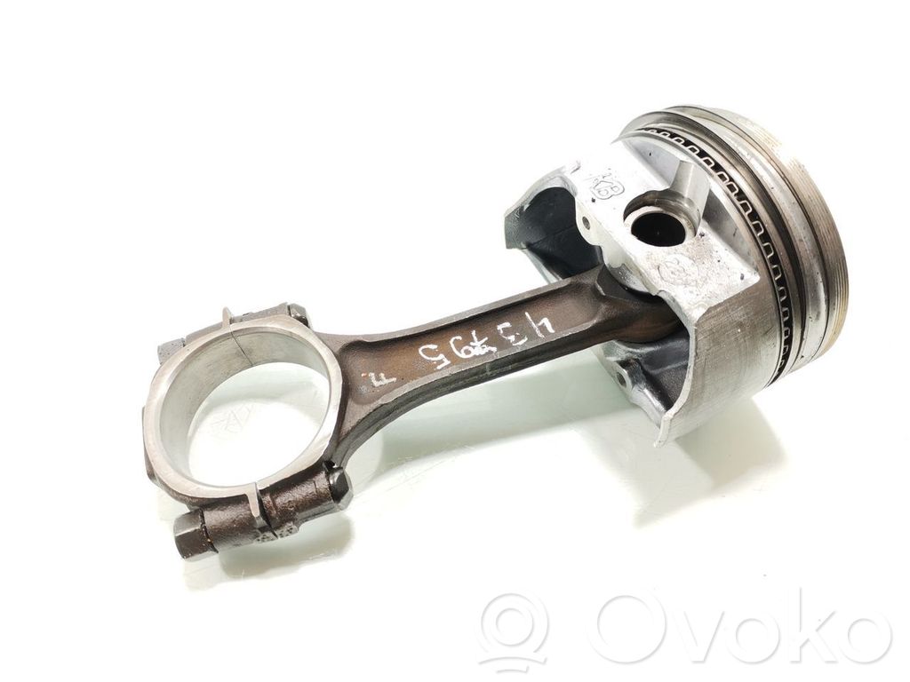 Piston cu bielă