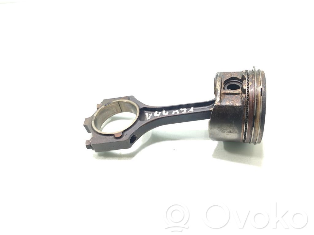 Piston cu bielă