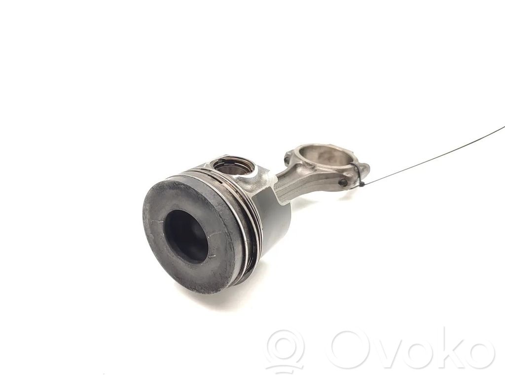 Mitsubishi Outlander Piston with connecting rod 