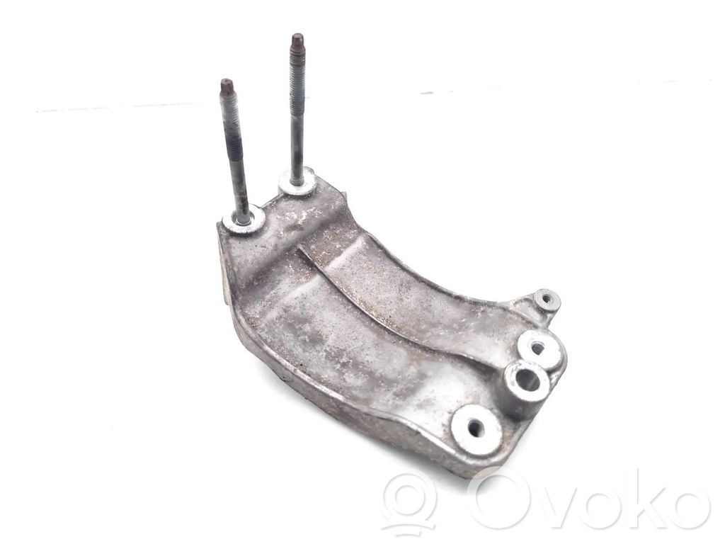 Jeep Grand Cherokee Engine mounting bracket 