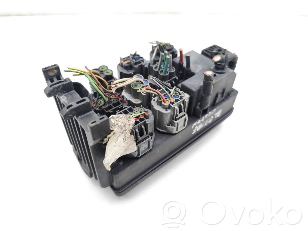 Jaguar X-Type Fuse module 