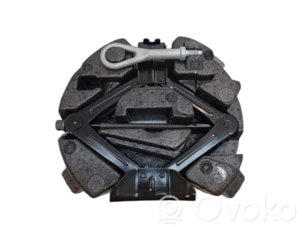 Ford Kuga II Spare wheel mounting bracket 
