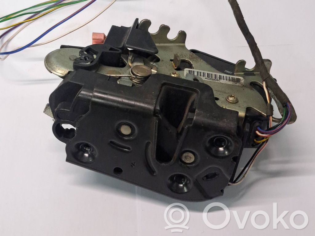 Mercedes-Benz Vaneo W414 Zamek drzwi przednich 