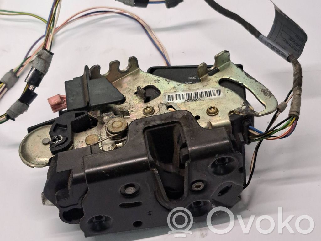 Mercedes-Benz Vaneo W414 Zamek drzwi przednich 