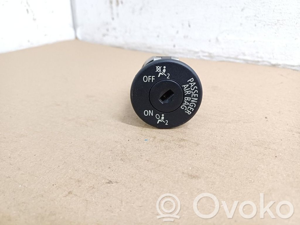 BMW 1 E82 E88 Keleivio oro pagalvės jungtukas 
