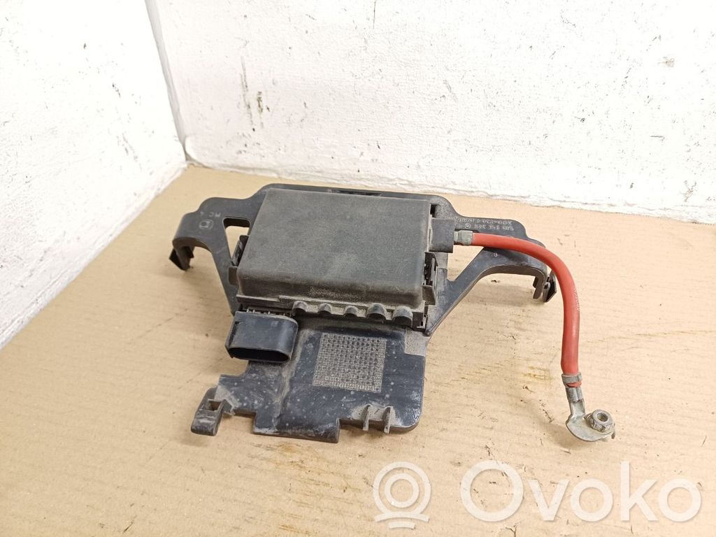 Volkswagen Golf IV Ramka / Moduł bezpieczników 