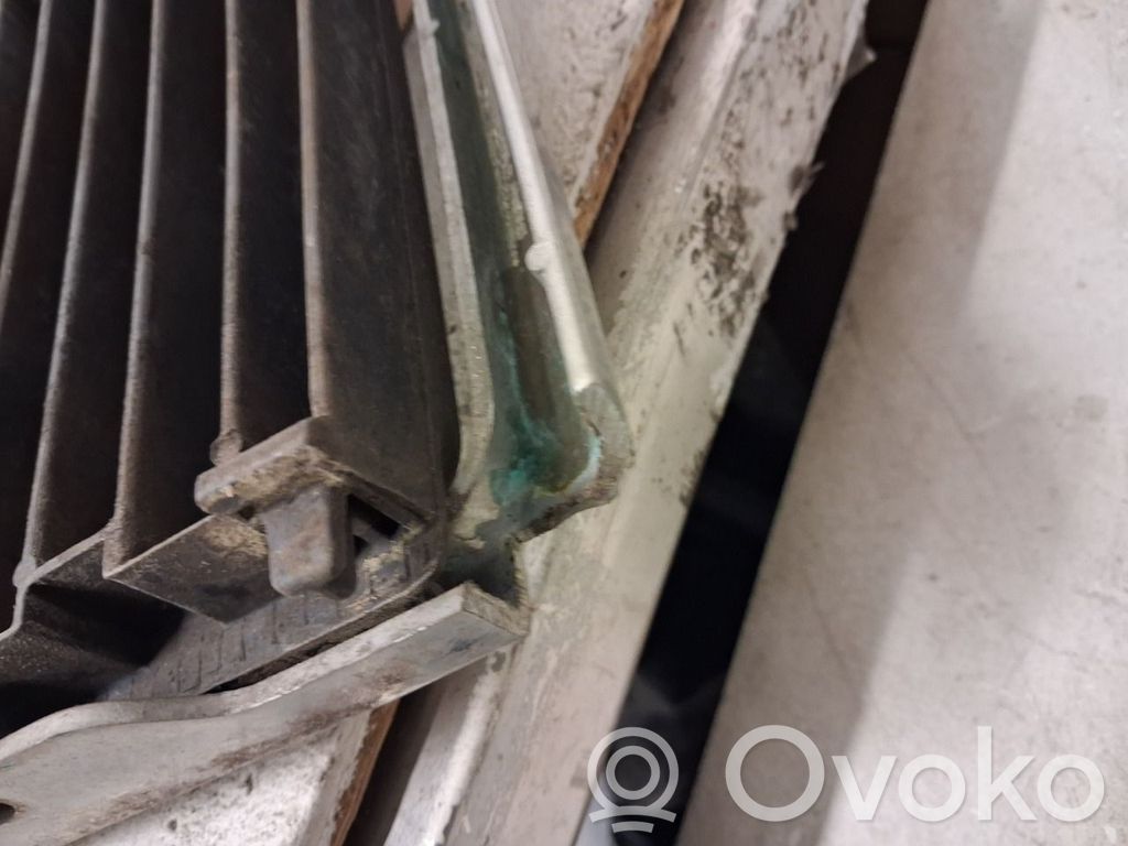 Volvo 740 Etupuskurin alempi jäähdytinsäleikkö 