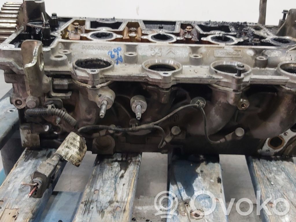 Peugeot 5008 Engine head 