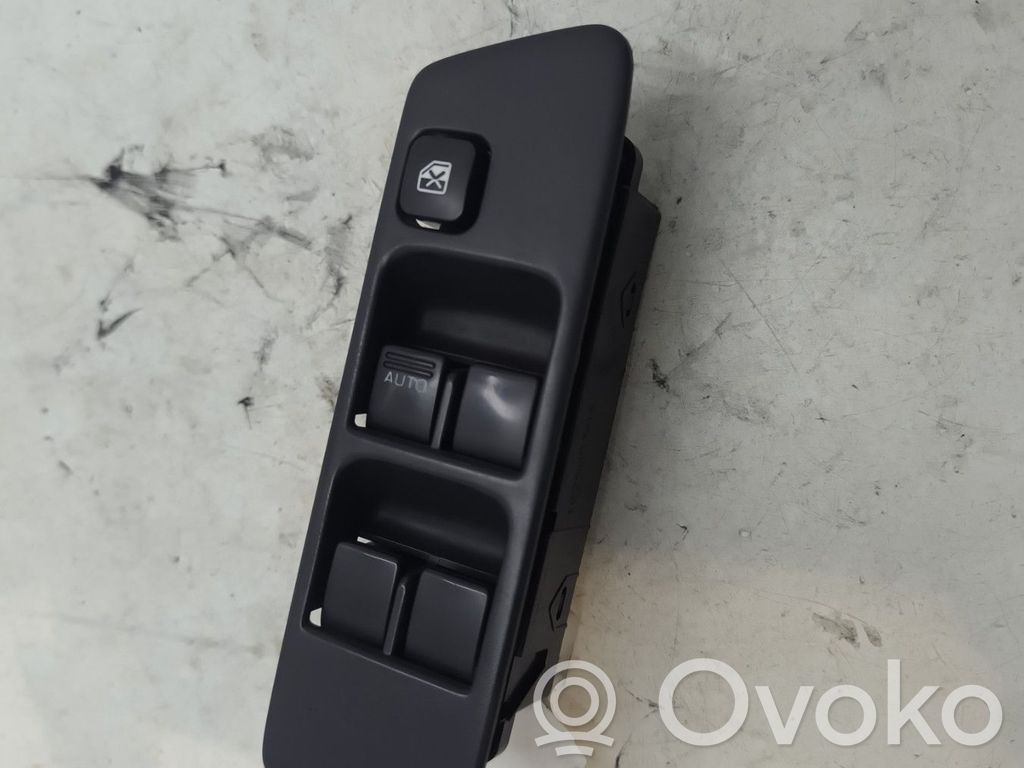Electric window control switch   83071SA030
