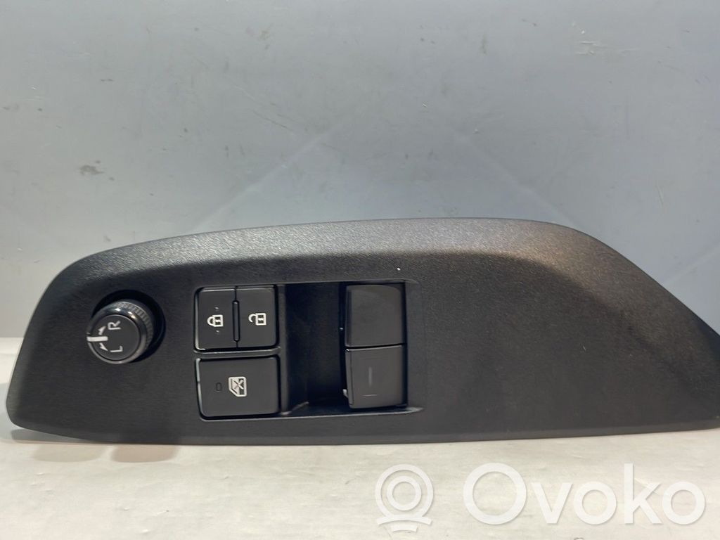 Toyota Yaris XP210 Interruttore di controllo dell’alzacristalli elettrico 