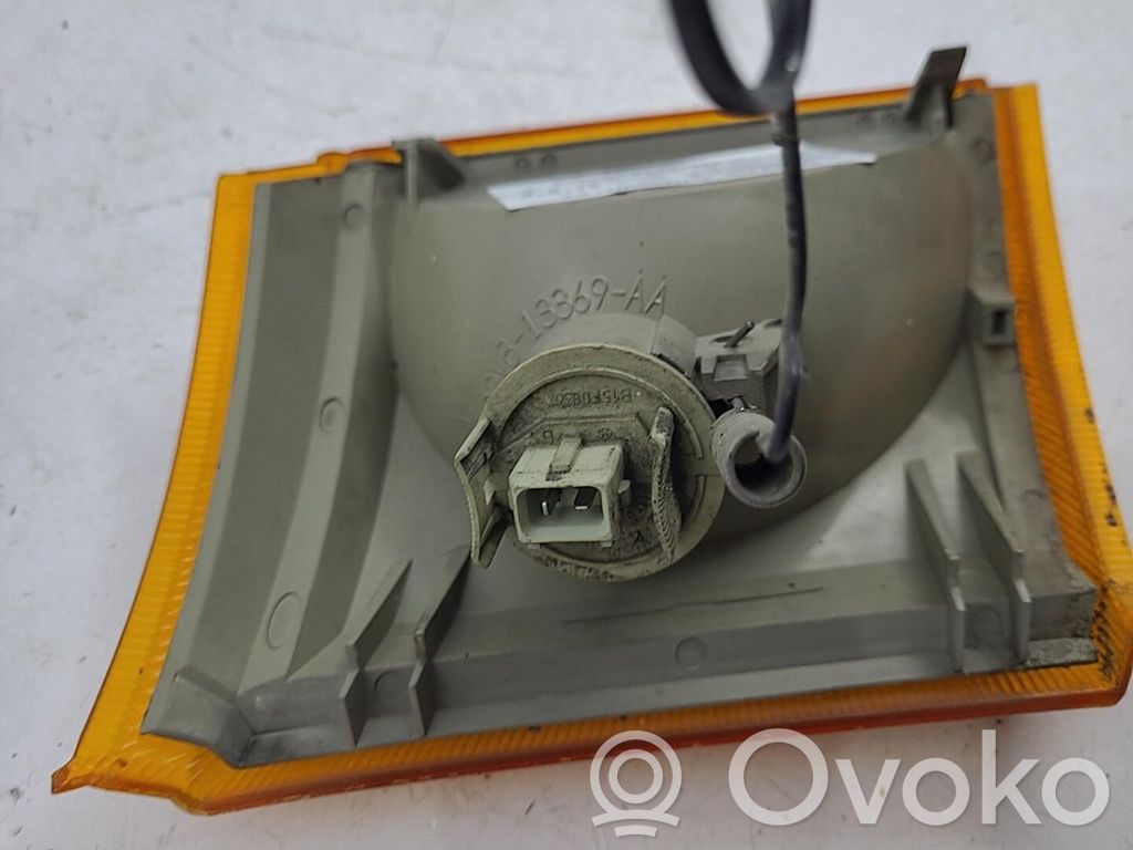 Front fender indicator light   1063534