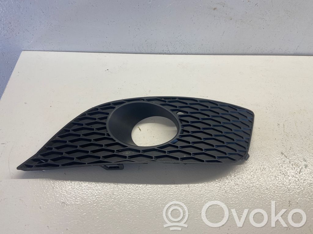 Seat Leon (1P) Etusumuvalon ritilä 