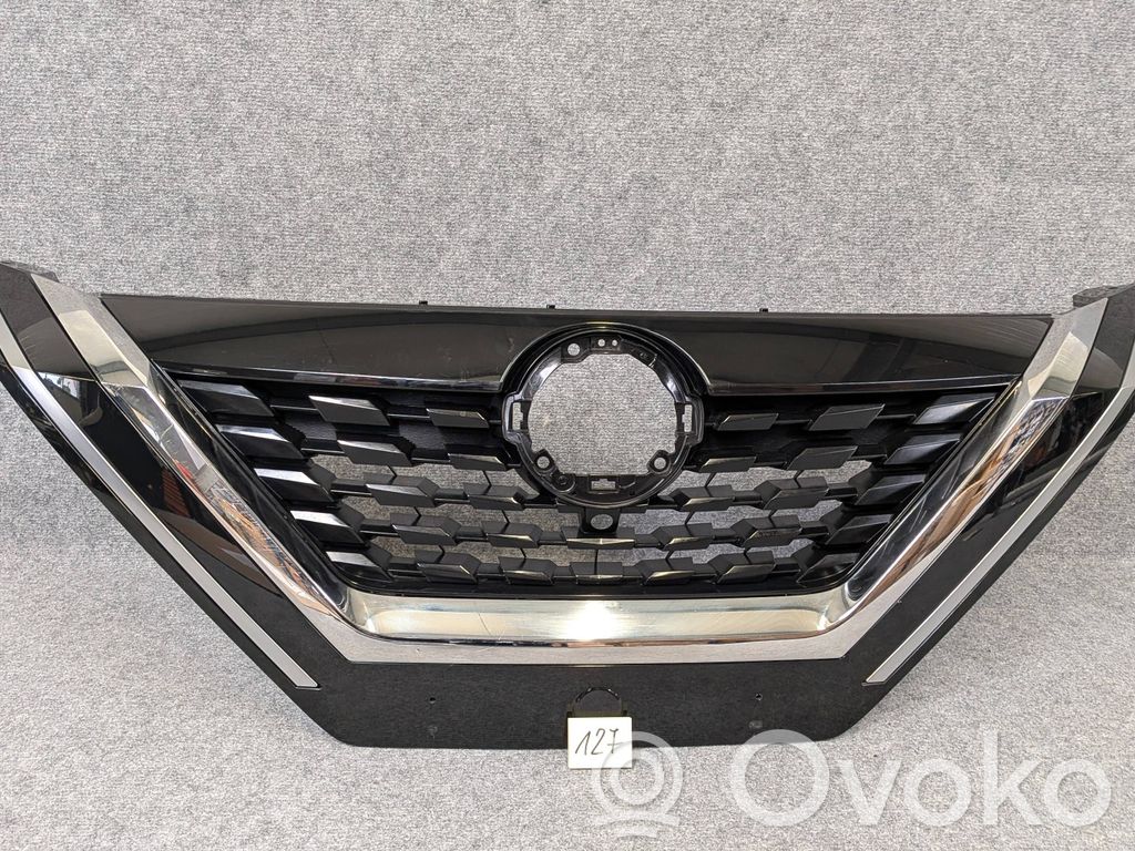Nissan Qashqai J12 Grotelės viršutinės 