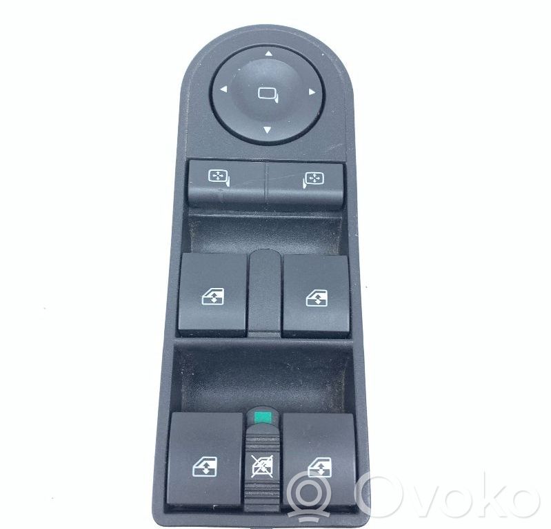 Opel Astra H Przyciski szyb 