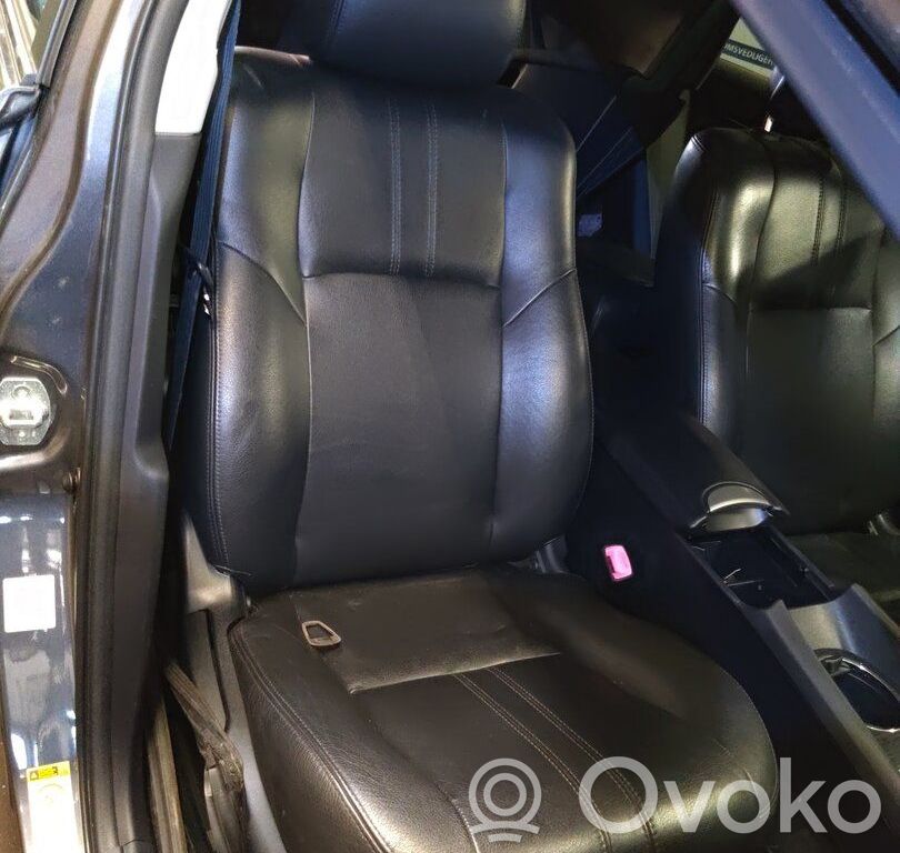 Toyota Avensis T270 Salono komplektas 