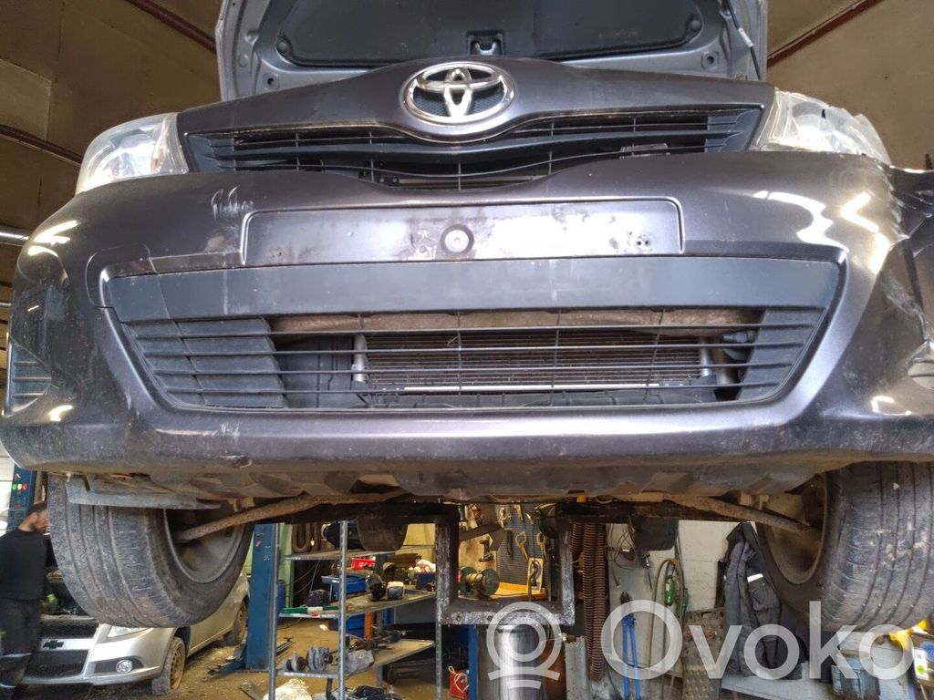 Toyota Yaris Odbój / Amortyzator zderzaka przedniego 
