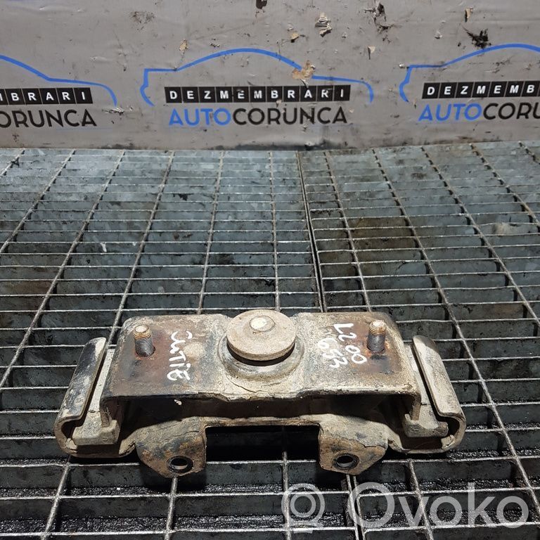 Mitsubishi L200 Engine mounting bracket 