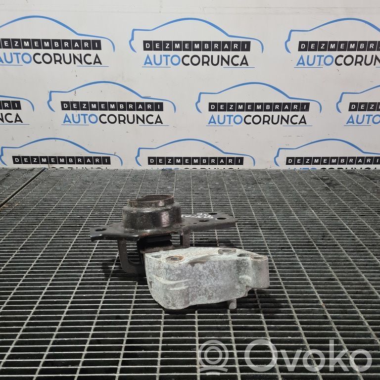 Engine mounting bracket