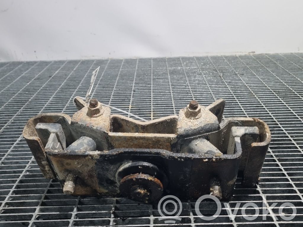 Engine mounting bracket   CUTIEDEVITEZE
