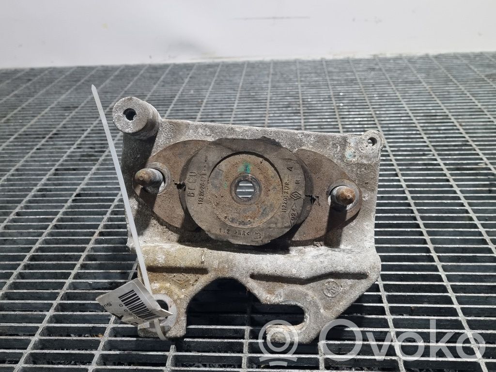 Engine mounting bracket