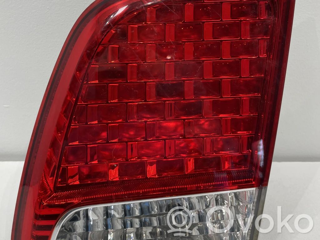 KIA Sorento Aizmugurējais lukturis pārsegā 