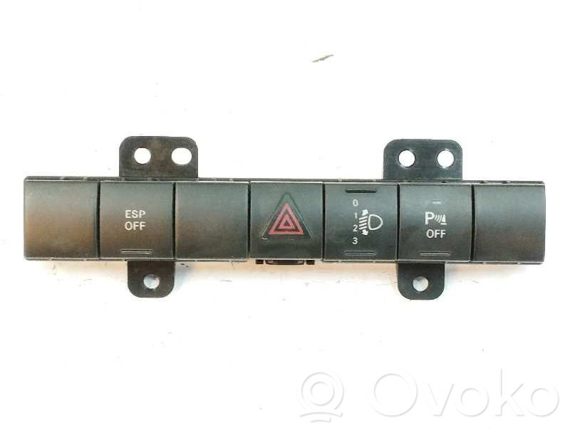 Hazard light switch   P04602563AF,41581A,033801001