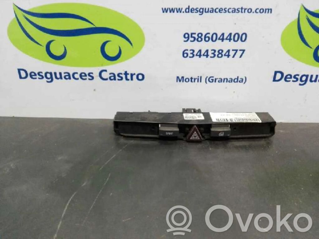 Botón interruptor de luz de peligro   13100107