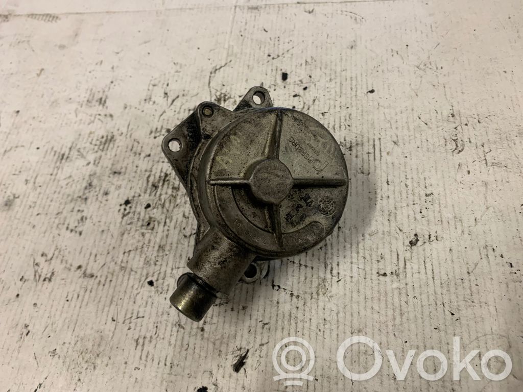 Audi A6 S6 C5 4B Vacuum pump 