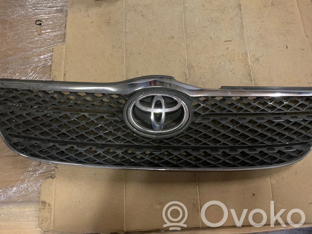 Toyota Corolla E120 E130 Etupuskurin ylempi jäähdytinsäleikkö 