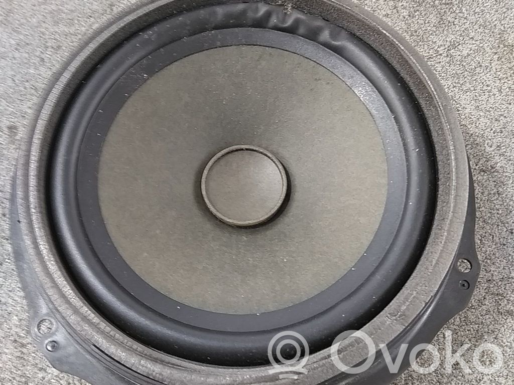 Etuoven kaiutin