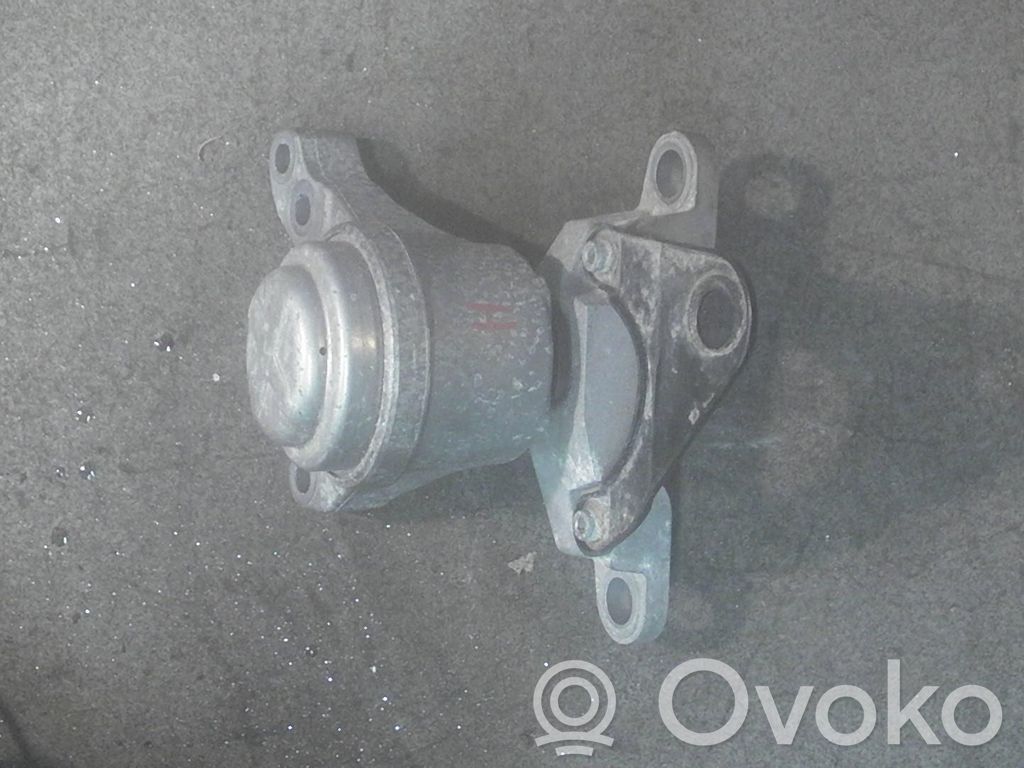 Volvo V70 Engine mount bracket 