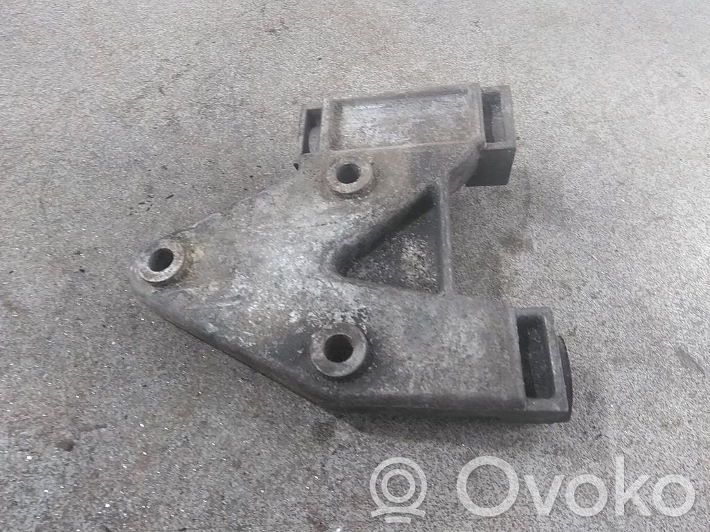 Volvo 240 Suport montare pompă servodirecție