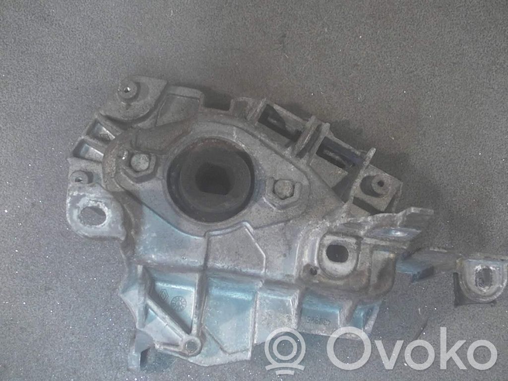 Renault Clio II Vaihdelaatikon kiinnitys 