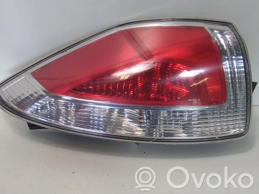 Mazda 5 Aizmugurējais lukturis virsbūvē 