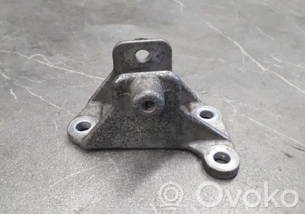 Opel Vectra B Engine mounting bracket 