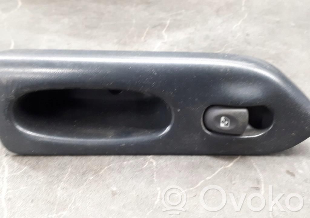 Interruptor de la ventanilla de ventilación   7701699606