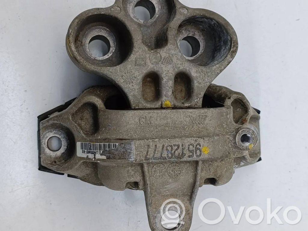 Chevrolet Trax Engine mount bracket 