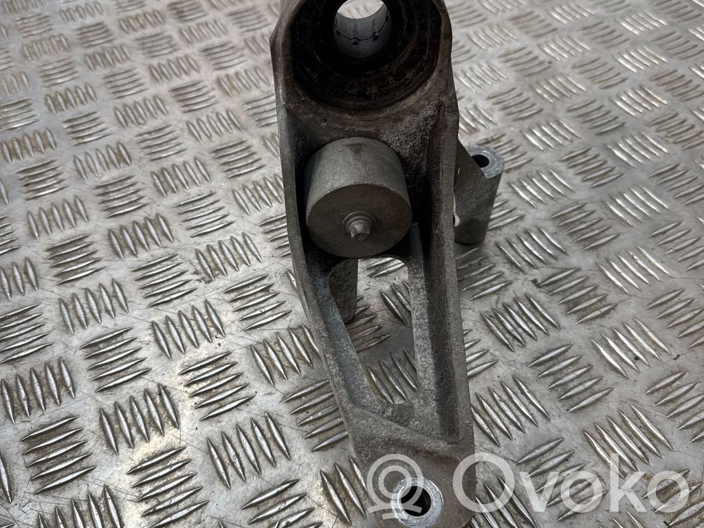 BMW 2 F46 Engine mounting bracket 