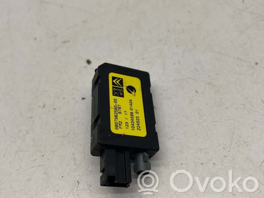 Citroen C4 II Picasso Wzmacniacz anteny 