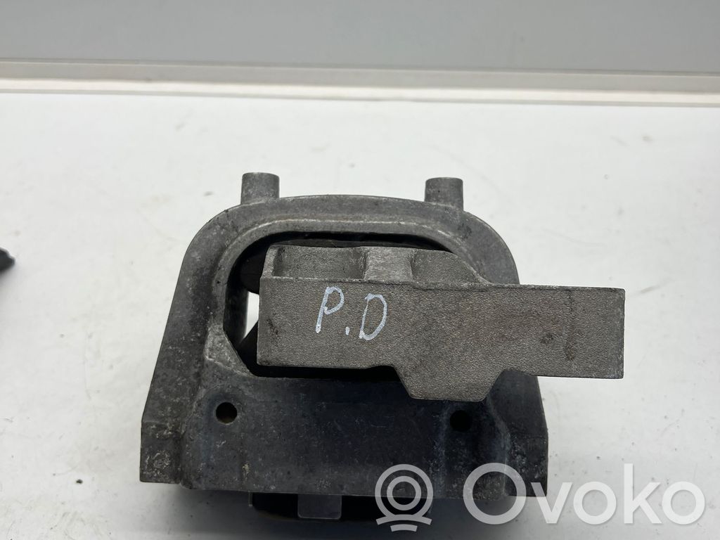 Volkswagen PASSAT B8 Engine mount bracket 