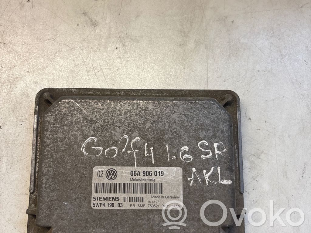 Volkswagen Golf V Engine control unit/module 