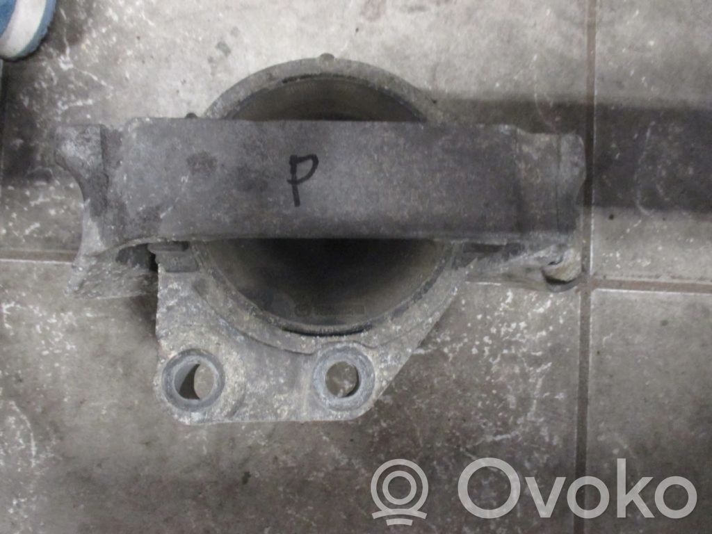 Engine mount vacuum valve