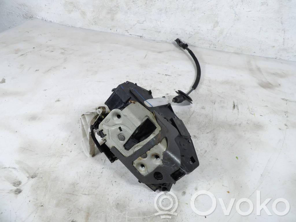 Ford Fiesta Priekšpusē slēdzene 