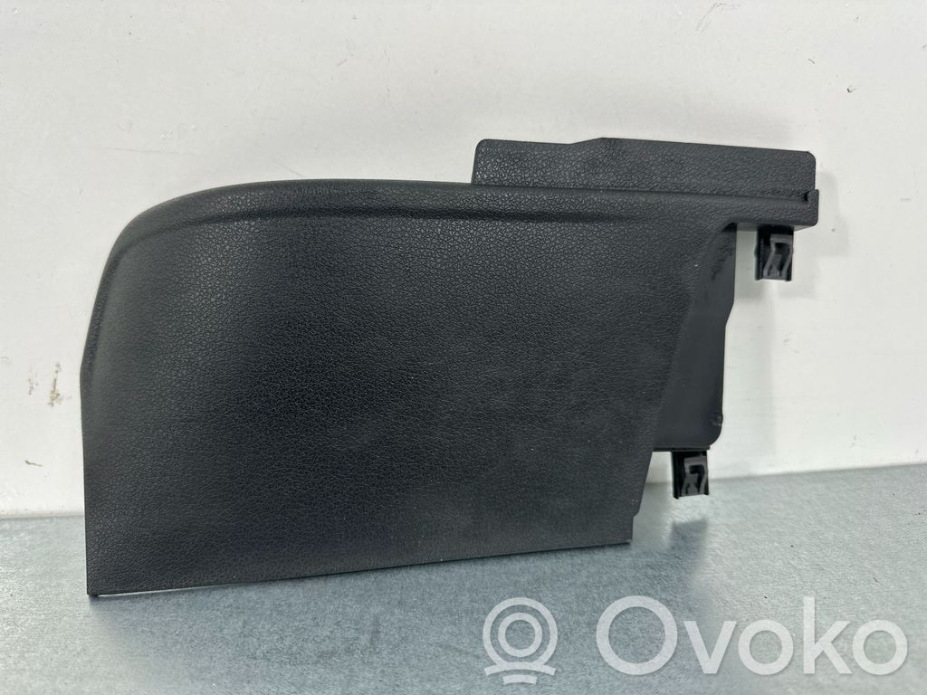 Osłona dolna słupka / D   8U0868605,M7092,A080824