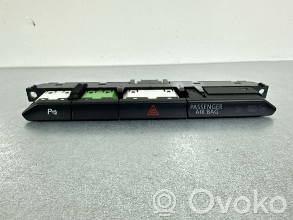 Volkswagen PASSAT B8 Botón interruptor de luz de peligro 