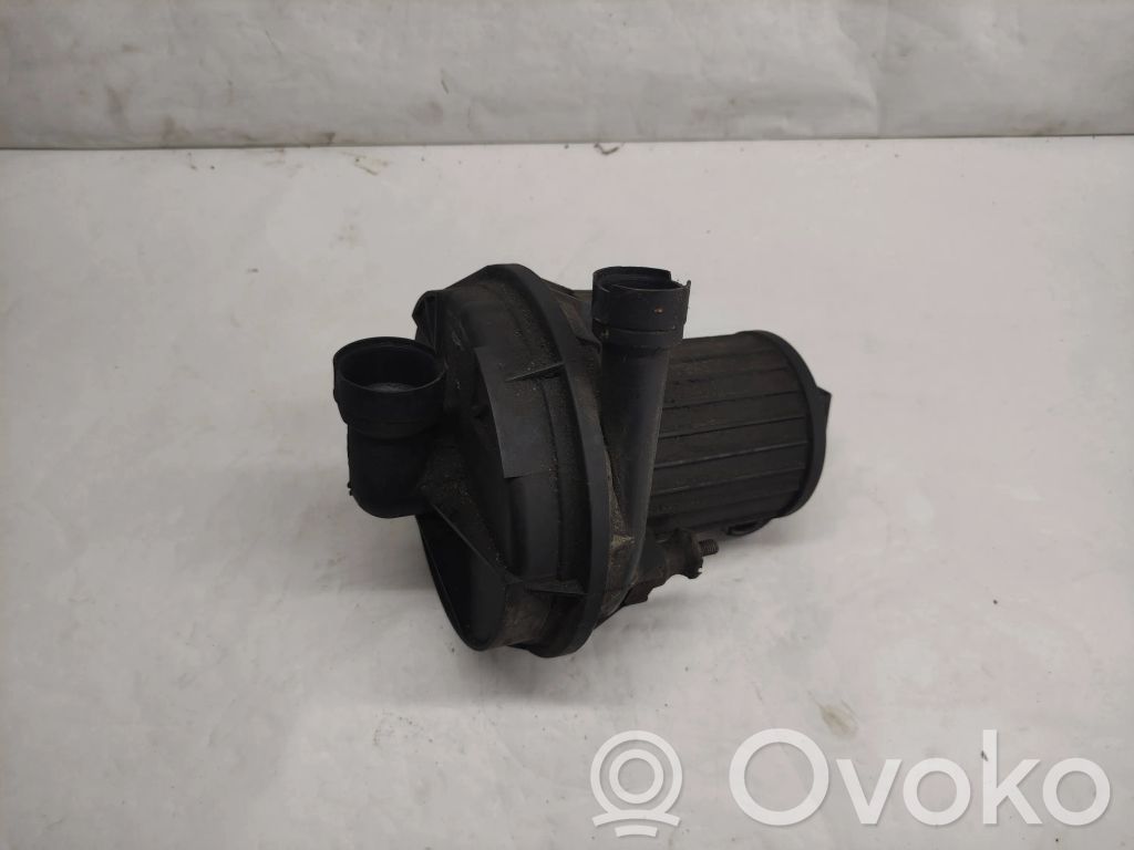 Audi A4 S4 B5 8D Toissijainen ilmapumppu 