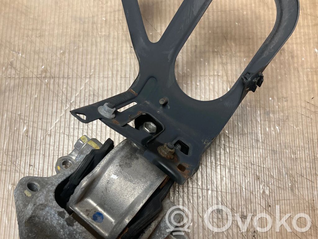 Suzuki SX4 S-Cross Engine mount bracket 