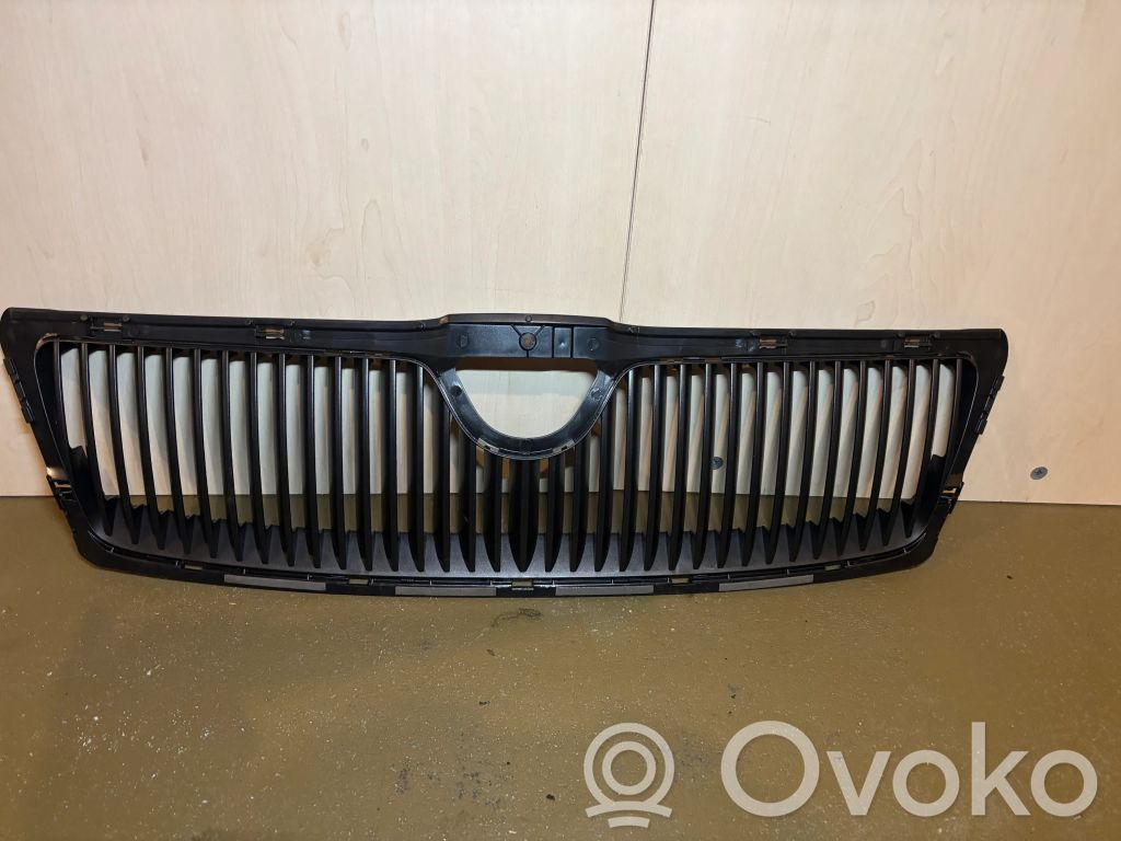 Skoda Octavia Mk2 (1Z) Etupuskurin ylempi jäähdytinsäleikkö 