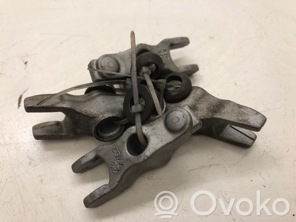 Opel Insignia A Abrazadera del inyector de combustible 